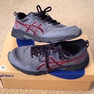 ASICS Mens 9 1/2 Trail scout sneakers. Gray / red / black accents.